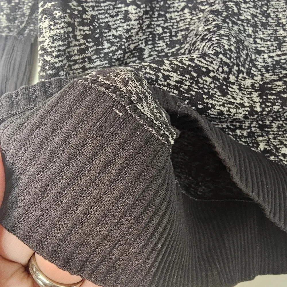 Lululemon Rest Leas 1/2 Zip Pullover Black and white Size 4